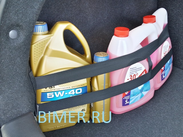 Крепление на липучке. Сверхсильный зацеп к ворсовым покрытиям багажника, две резиновые ленты. Не прилипает в X3 и Х5  и универсалы только BMW 