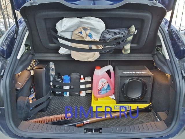 Крепление на липучке. Сверхсильный зацеп к ворсовым покрытиям багажника, две резиновые ленты. Не прилипает в X3 и Х5  и универсалы только BMW 