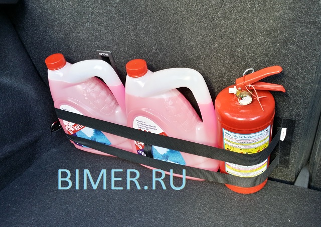 Крепление на липучке. Сверхсильный зацеп к ворсовым покрытиям багажника, две резиновые ленты. Не прилипает в X3 и Х5  и универсалы только BMW 